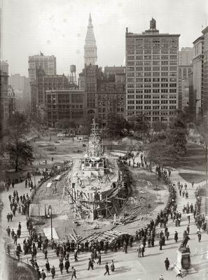 Прикрепленное изображение: New York 1917. Landship Recruit on Union Square.jpg